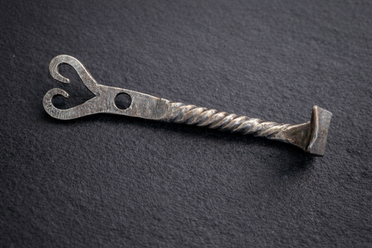Small twisted heart hook